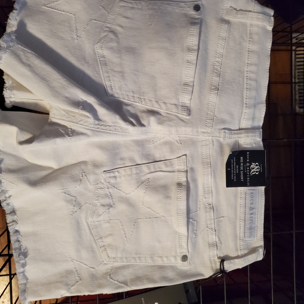 Shorts - Picture 3 of 3